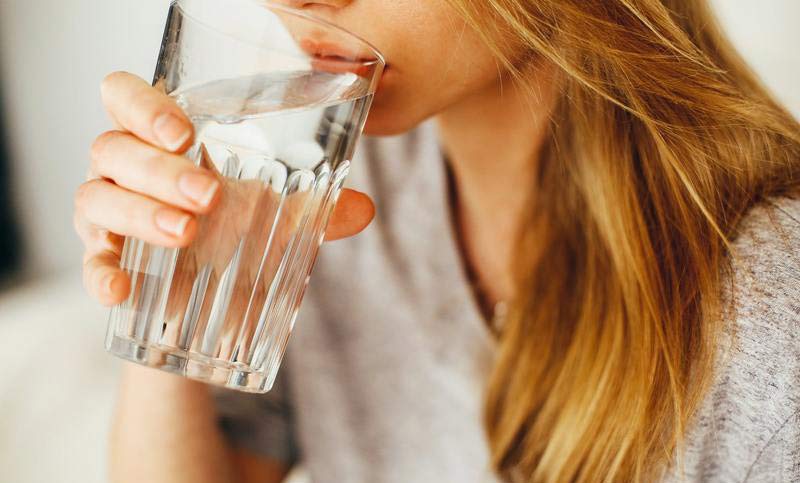 Truque para ter a garrafa de água fresca o dia todo sem a colocar no frigorífico