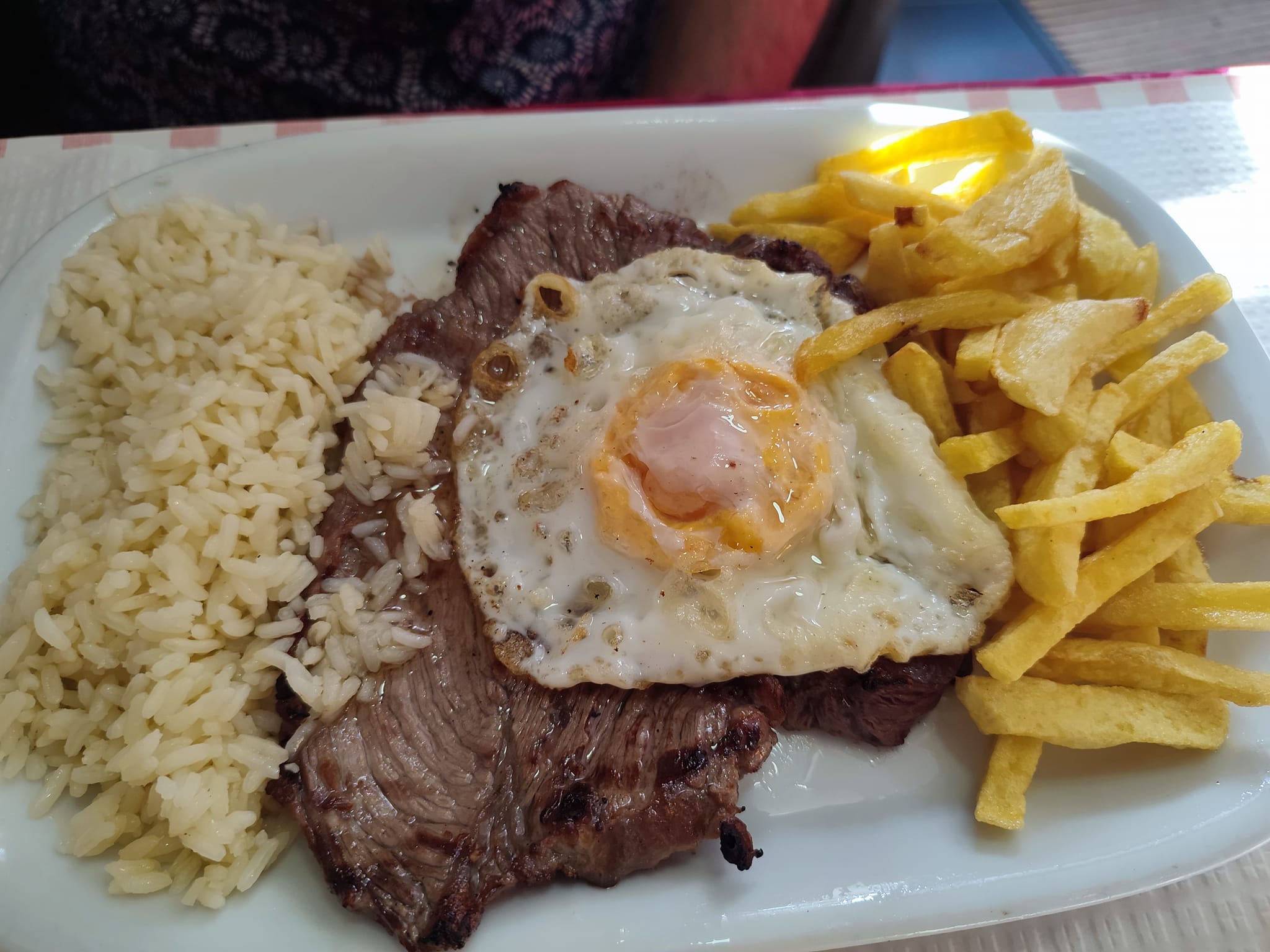 Bife com ovo a cavalo. Querem provar?