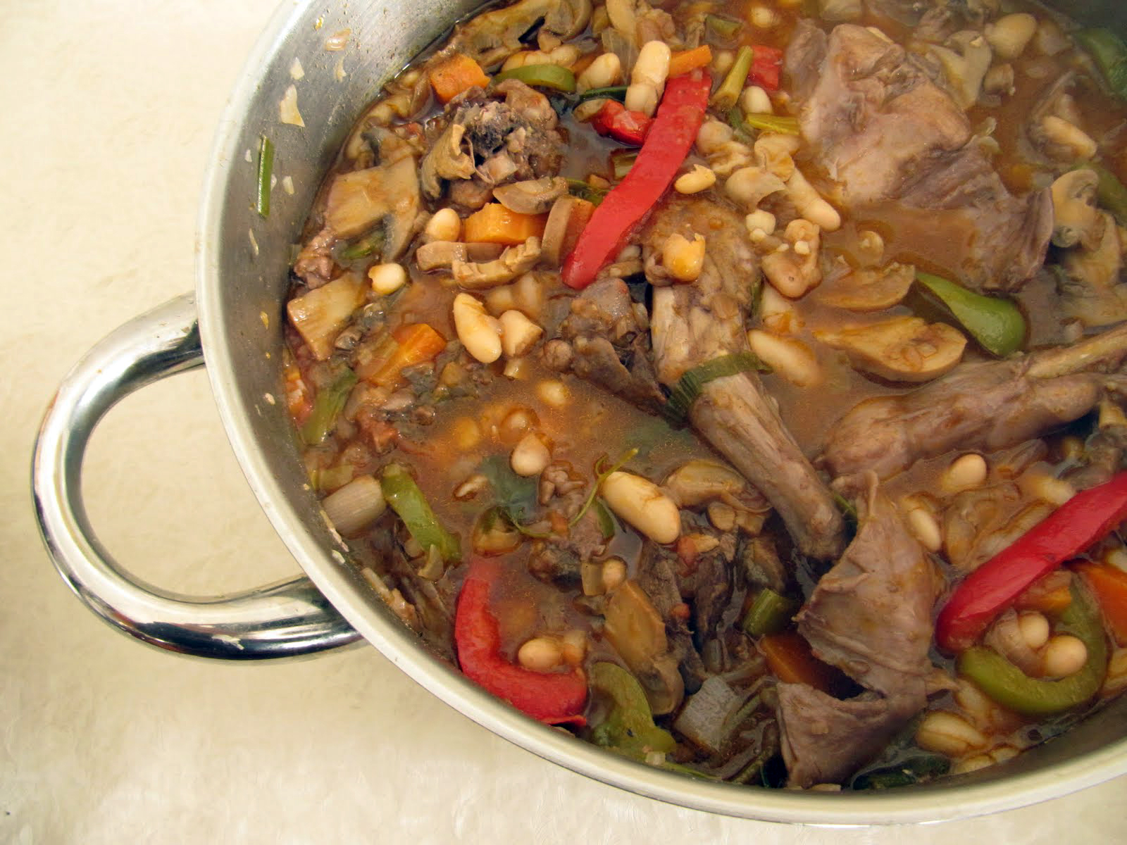 Coelho guisado com feijão branco e cogumelos